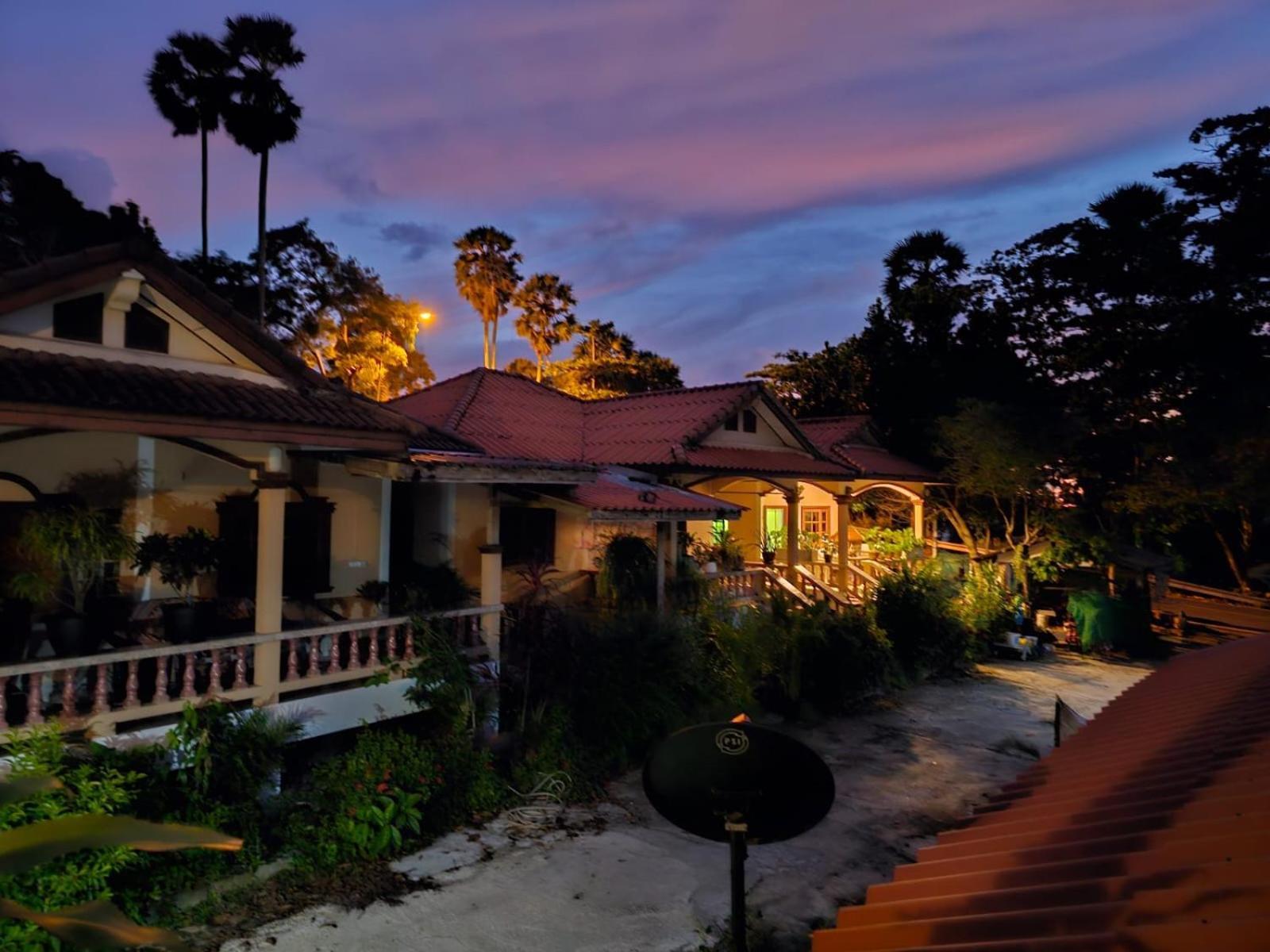 Beachfront Bungalow South Of Phuket Exterior foto